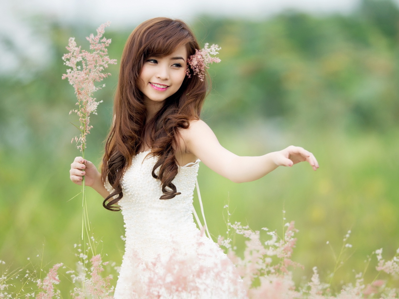Anty e le tre zie. Girl-in-nature-beautiful-girl-smiling-flowers-in-the-hair-and-hands